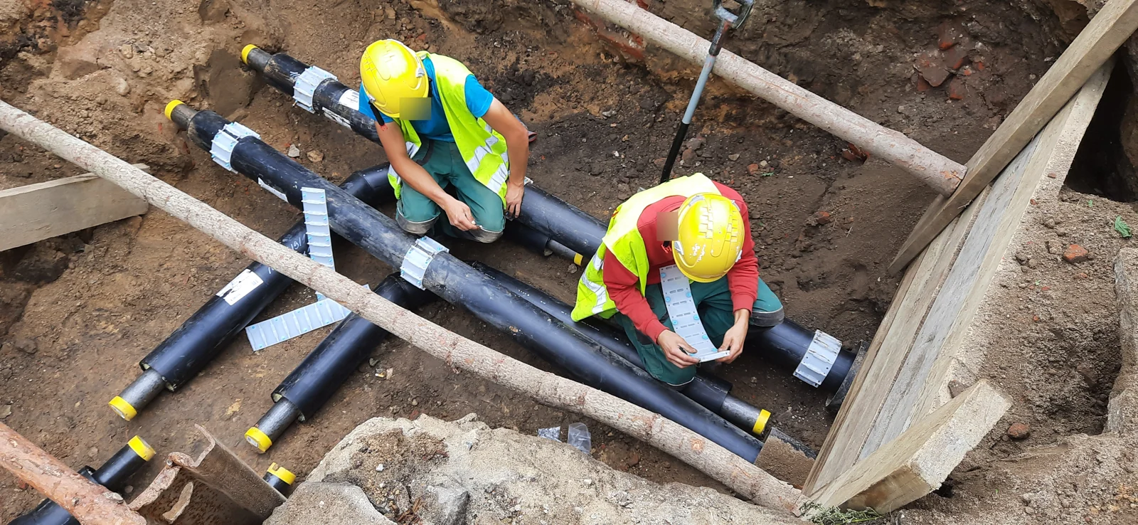 Montaż preizolowanych przewodów instalacji ciepłowniczej — realizacja NowaZIS