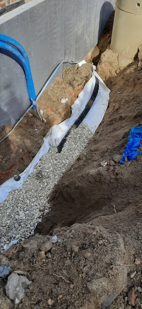 Rura drenarska i obsypka przy fundamentach — Łódź, Widzew.