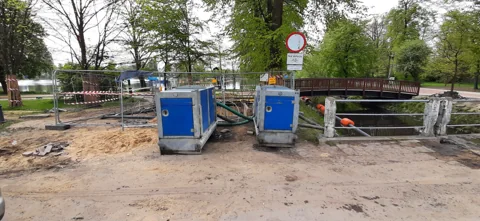 Agregaty pompowe i przewody instalacji igłofiltrowej.