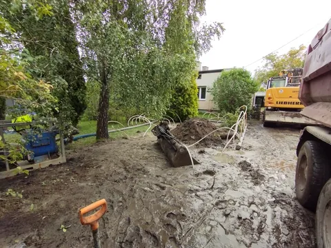 Montaż szamba z odwodnieniem terenu igłofiltrami.