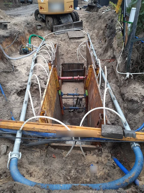 Instalacja igłofiltrów po obu stronach wykopu.