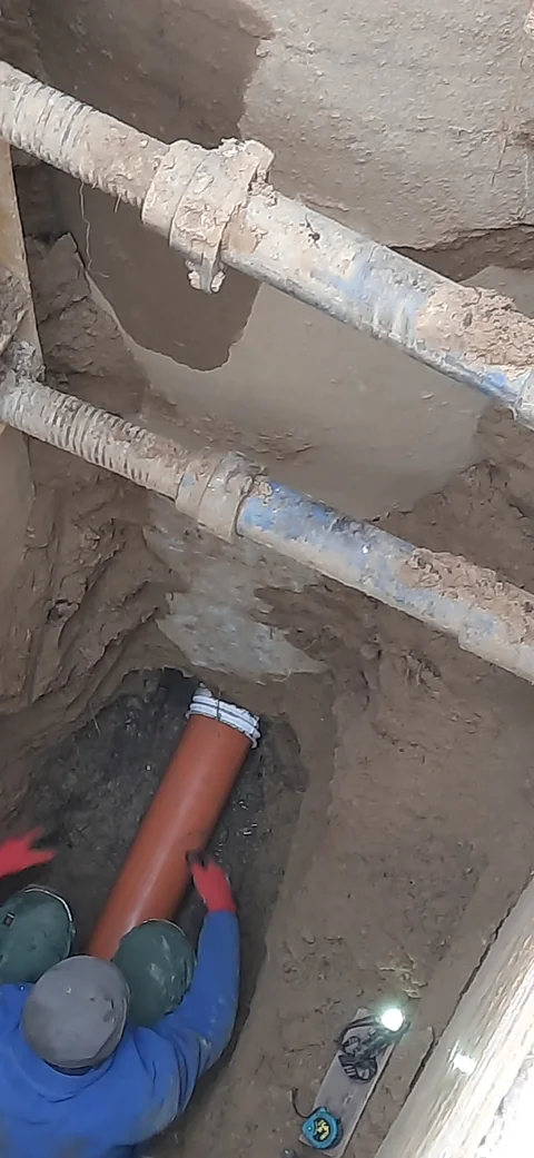 Montaż przyłącza kanalizacyjnego w wykopie — Łódź, Górna.